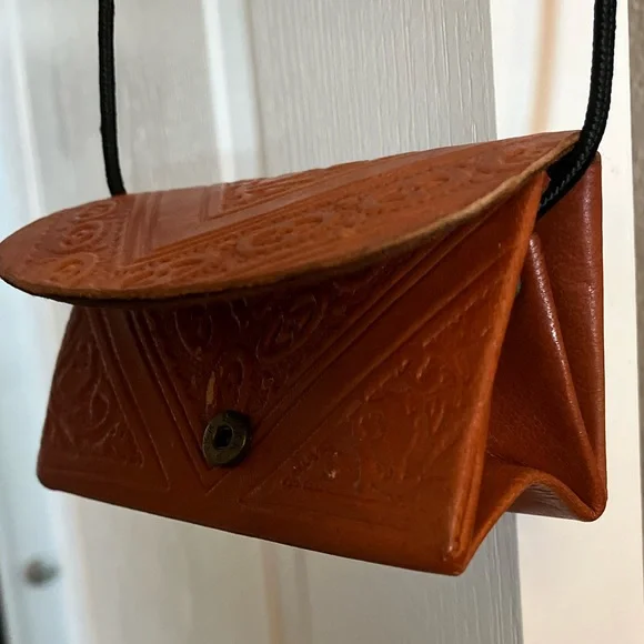 1970’s TRUE VINTAGE MOROCCAN HAND-TOOLED LEATHER MINI CROSSBODY PURSE - Picture 2 of 8